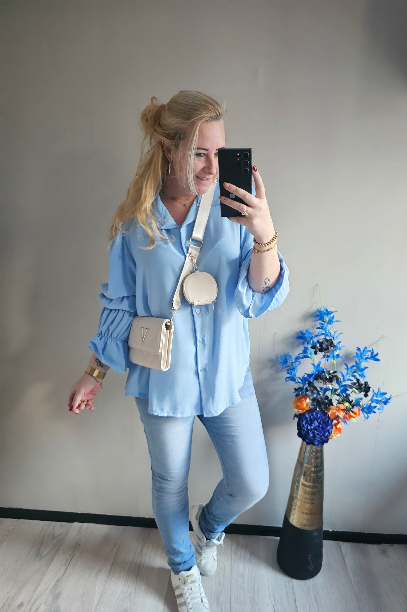 BLOUSE RUFFLE MOUW | LICHT BLAUW