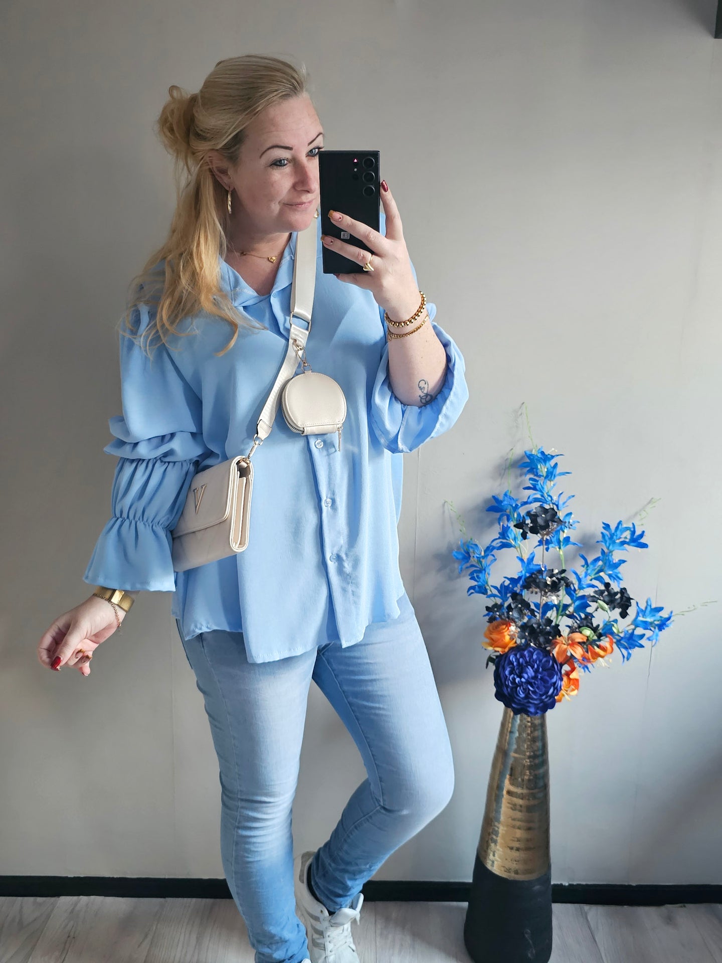 BLOUSE RUFFLE MOUW | LICHT BLAUW