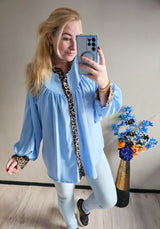 LEOPARD BLOUSE KNOOP | LICHT BLAUW