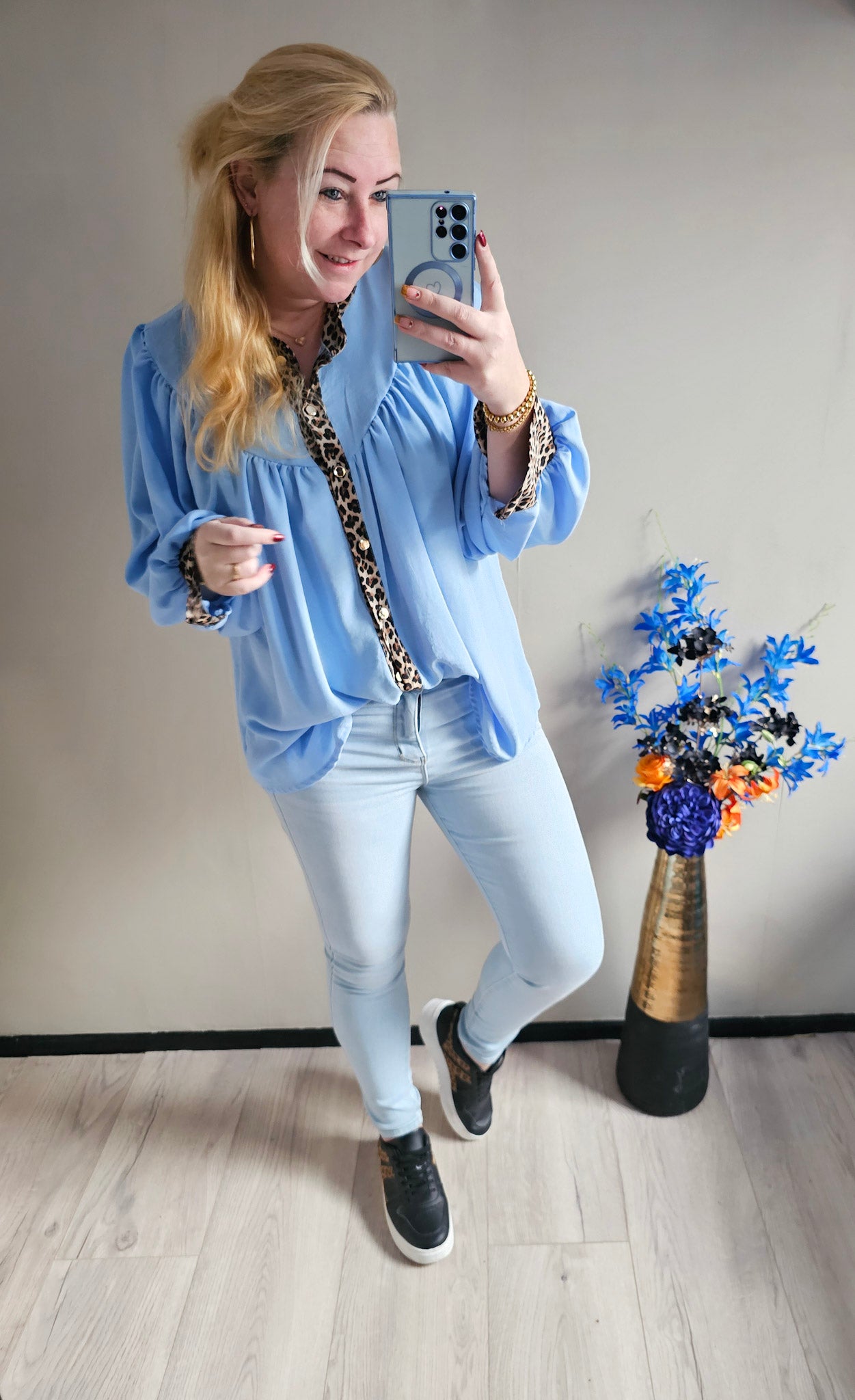LEOPARD BLOUSE KNOOP | LICHT BLAUW
