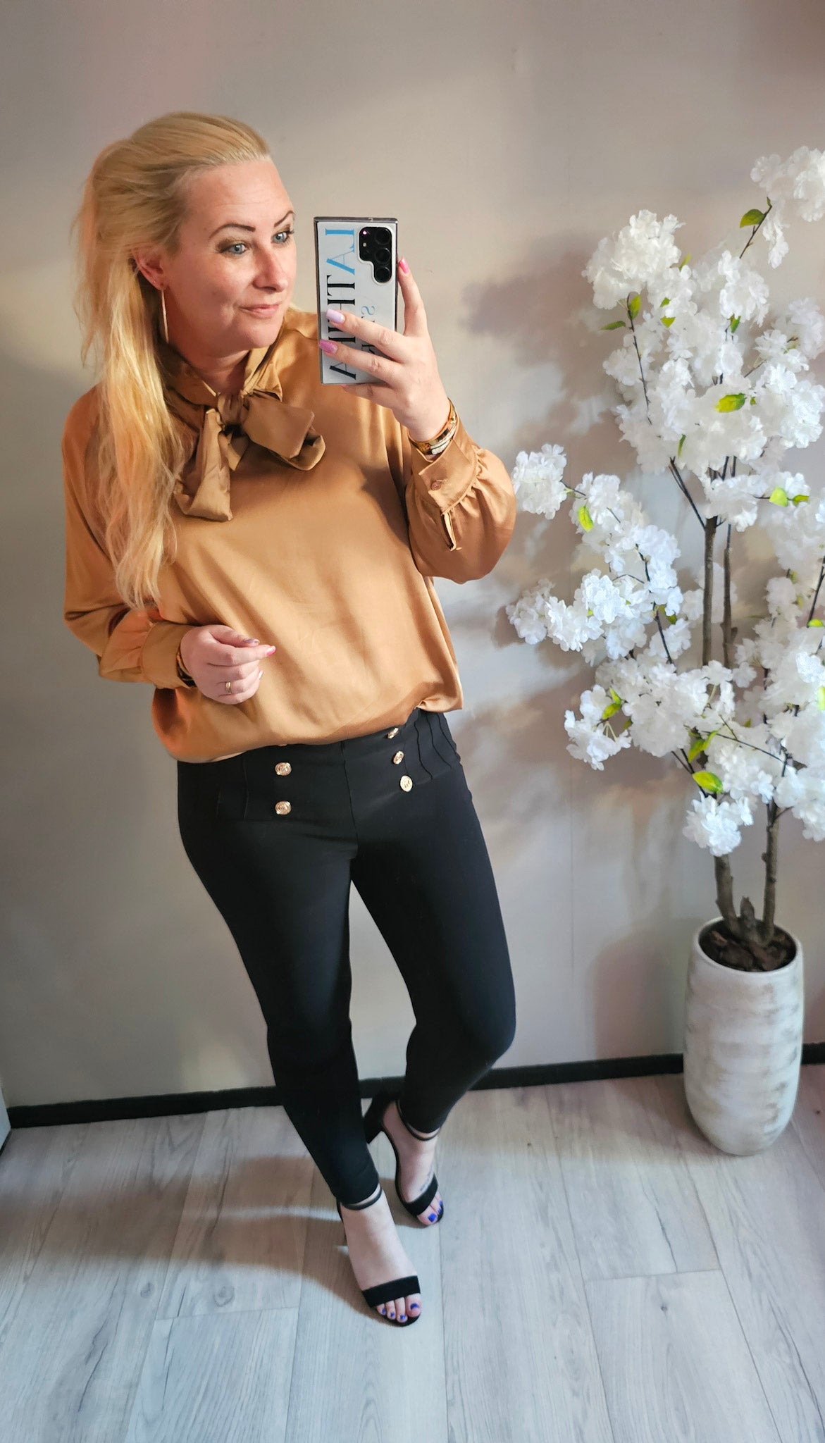 BLOUSE SATIN STRIK | GOUD/BRUIN