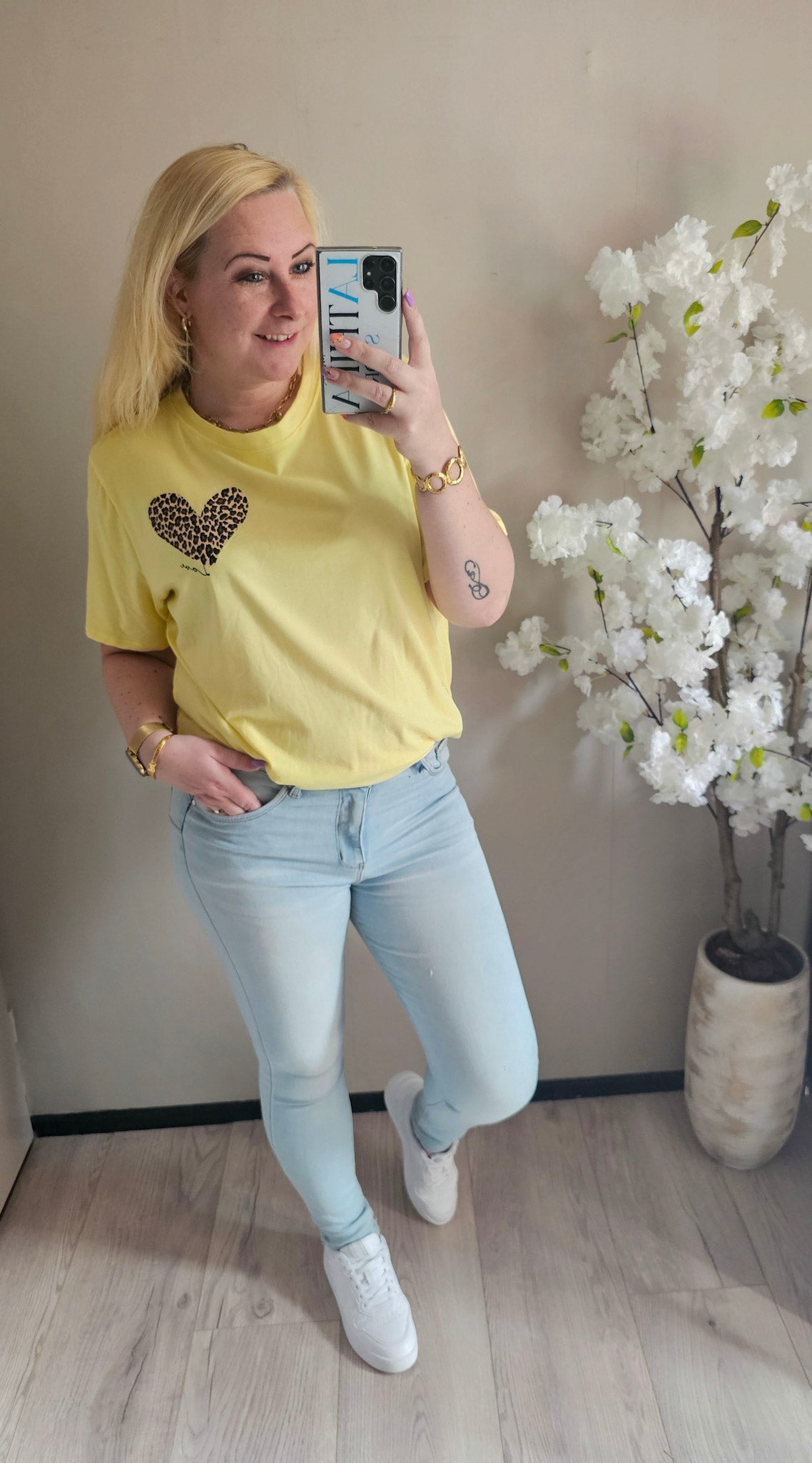 T-SHIRT AMOUR CURVE | GEEL